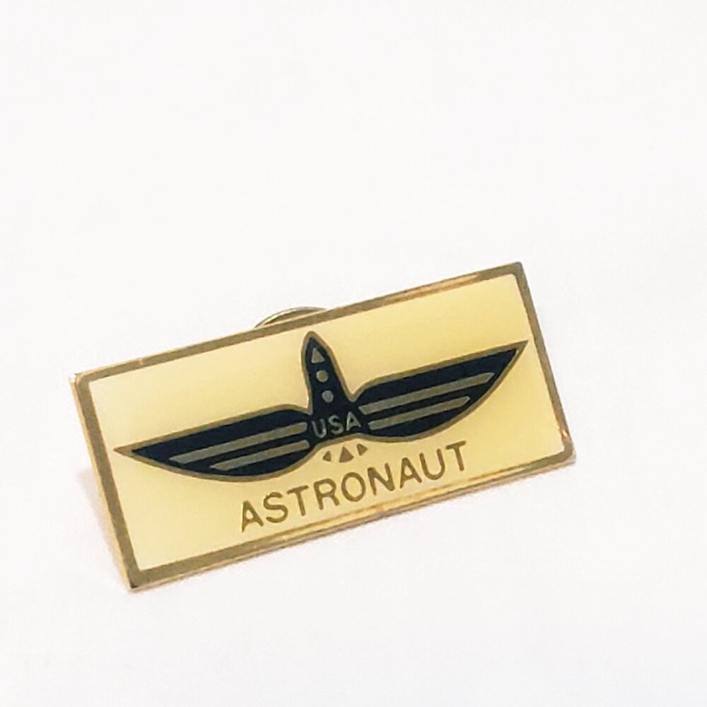 USA Astronaut Space Club Wings NASA Souvenir Pin 1" 1983